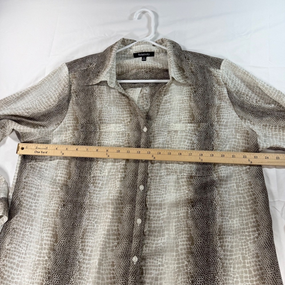 Relativity Womens 2X Snakeskin Print Button Down Blouse Tan Brown Roll TabSleeve - Picture 8 of 9